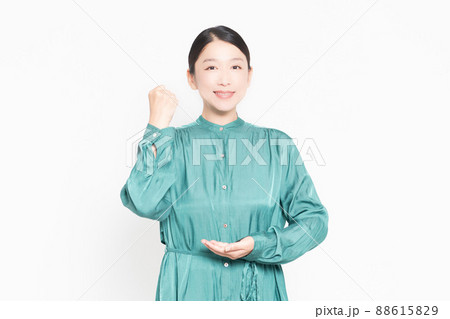 納得しているポーズをする主婦 88615829