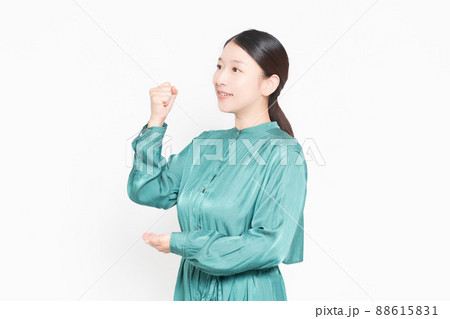 納得しているポーズをする主婦 88615831