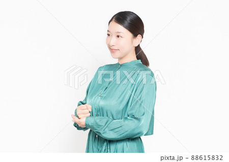 納得しているポーズをする主婦 88615832