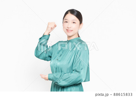 納得しているポーズをする主婦 88615833