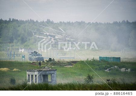 Ukrainian paratroopers during the attack. Ukrainian paratroopers during the attack. 88616465