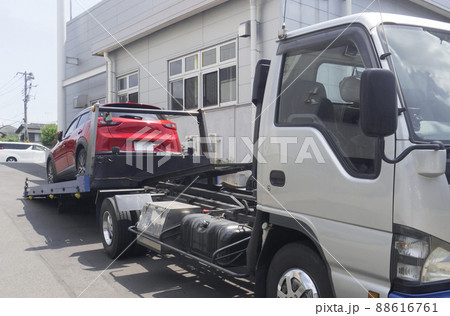ローダーキャリアカーの荷台に乗り上げる自動車  88616761