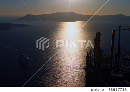 The statue and the mountains The statue and the mountains 88617758