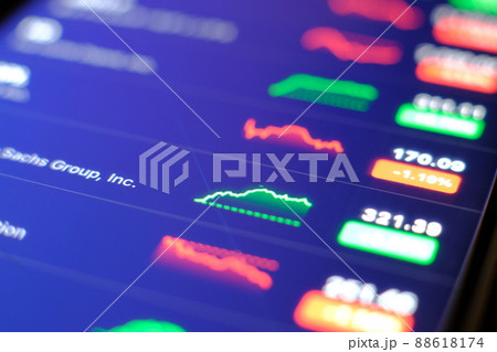 これからの世界の株価　スマホの画面で 88618174