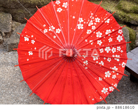 赤い和傘 88618610