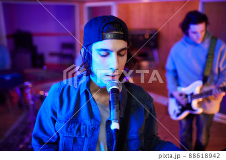 Young Singer in Cinematic Light 88618942