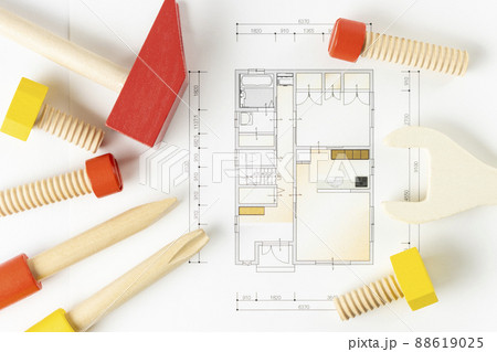 おもちゃの工具と、家の図面 88619025