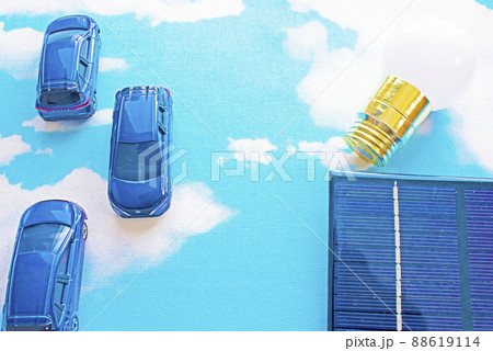 青空と3台の水素自動車と太陽光パネルと電球 88619114