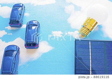 青空と3台の水素自動車と電球と太陽光パネル 青空と3台の水素自動車と電球と太陽光パネル 88619116