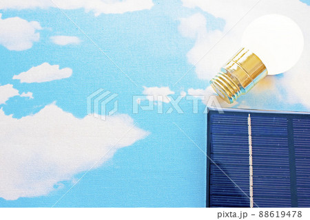 青空と太陽光パネルと電球 青空と太陽光パネルと電球 88619478