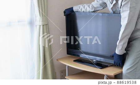 テレビの設置をする作業員・テレビの配達サービスのイメージ テレビの設置をする作業員・テレビの配達サービスのイメージ 88619538