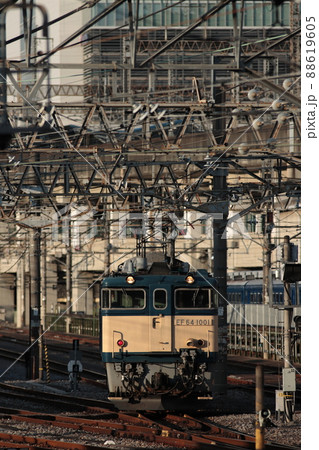 夕刻の日差しを浴びながら入替作業をするEF64-1001号機_2022/2/12撮影 88619605