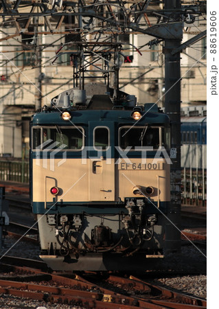夕刻の日差しを浴びながら入替作業をするEF64-1001号機_2022/2/12撮影 88619606