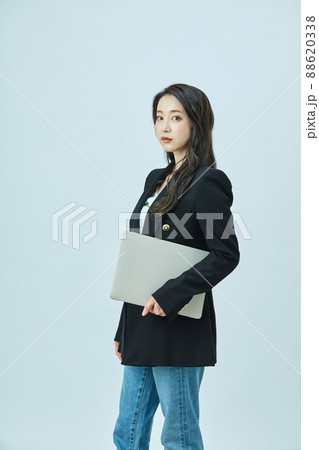 ファッション　ジャケットの若い女性 88620338