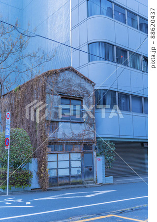 都会の再開発に取り残された一軒家 都会の再開発に取り残された一軒家 88620437