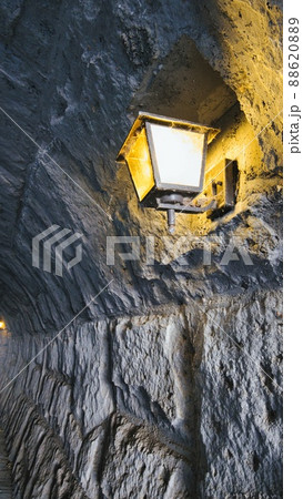 トンネルの中にあった街灯 88620889