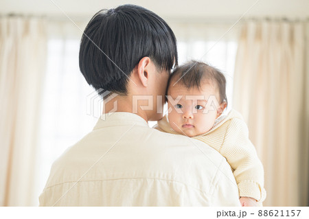 イクメンのパパと赤ちゃん 88621157