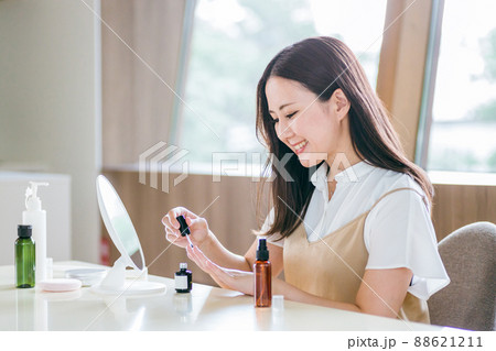 家でセルフネイルをする女性 家でセルフネイルをする女性 88621211