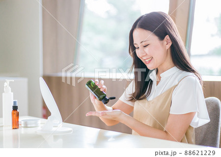 スキンケアする女性（浸透） 88621229