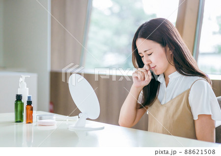 鼻を気にする女性 88621508