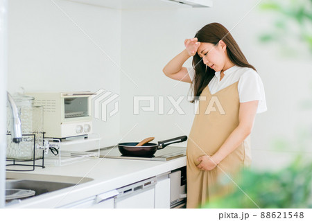 妊娠中に体調不良になる女性(頭痛・発熱) 妊娠中に体調不良になる女性(頭痛・発熱) 88621548