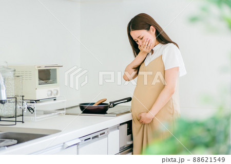 妊娠中に体調不良になる女性 吐き気 の写真素材