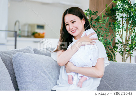 赤ちゃんを抱っこする女性 88621642