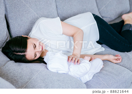 ソファで休む赤ちゃんとママ 88621644