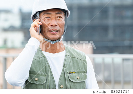 建築現場で働くミドルの男性作業員 88621714