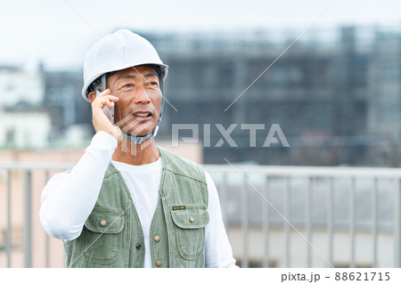 建築現場で働くミドルの男性作業員 88621715