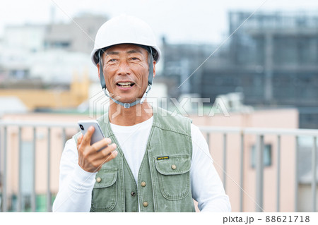 建築現場で働くミドルの男性作業員 88621718