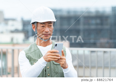 建築現場で働くミドルの男性作業員 建築現場で働くミドルの男性作業員 88621764
