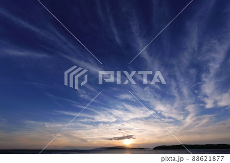 絹雲雲に覆われた空と海峡の夕景・春・超広角 88621877