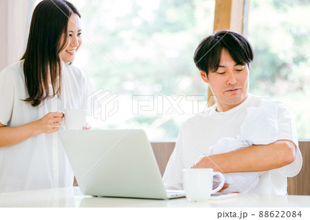 テレワークする男性と女性 テレワークする男性と女性 88622084