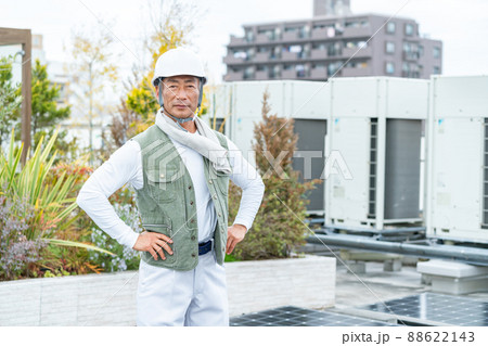 建築現場で働くシニアの男性作業員 建築現場で働くシニアの男性作業員 88622143