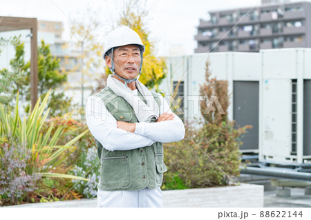建築現場で働くシニアの男性作業員 88622144