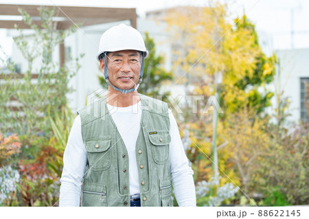 建築現場で働くシニアの男性作業員 88622145