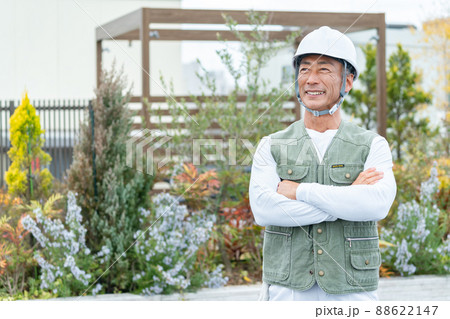 建築現場で働くシニアの男性作業員 建築現場で働くシニアの男性作業員 88622147