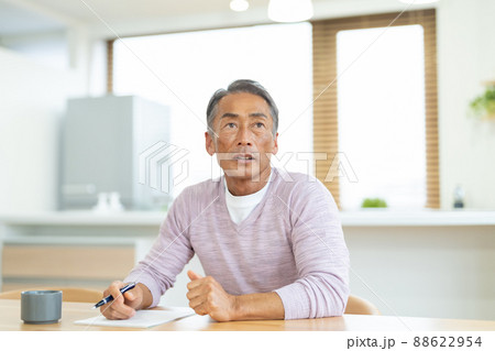 手紙を書くミドルの男性 手紙を書くミドルの男性 88622954