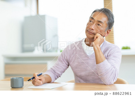 手紙を書くミドルの男性 88622961