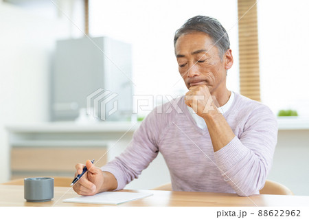 手紙を書くミドルの男性 88622962