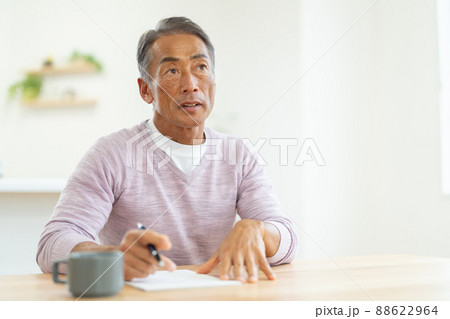 手紙を書くミドルの男性 88622964