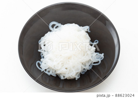 皿に入ったしらたき 白バック 皿に入ったしらたき 白バック 88623024