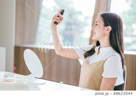 スキンケアする女性 スキンケアする女性 88623044