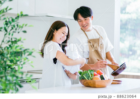 家事を手伝う男性とママ 88623064