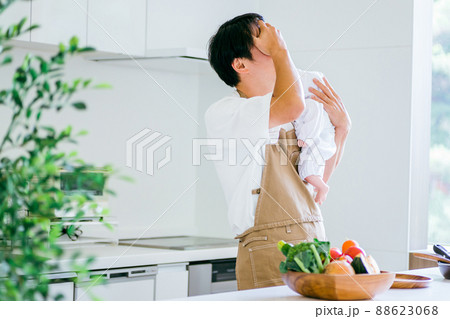 子育てと家事を手伝う男性（困る） 88623068