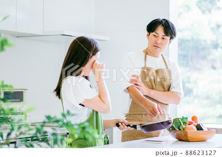 料理に口を出す男性 料理に口を出す男性 88623127