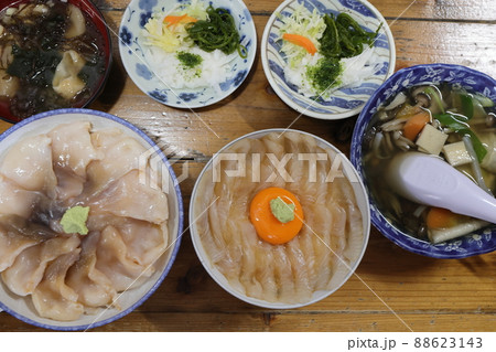 ひらめ漬丼とほっき丼(青森県八戸市陸奥湊) ひらめ漬丼とほっき丼(青森県八戸市陸奥湊) 88623143