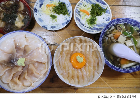 ひらめ漬丼とほっき丼(青森県八戸市) ひらめ漬丼とほっき丼(青森県八戸市) 88623144