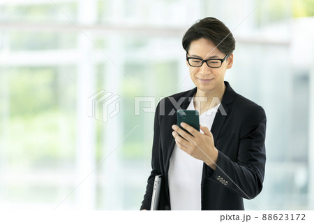 スマートフォンを持った30代の男性　カジュアルビジネス  イメージ 88623172